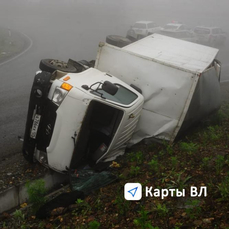 На трассе Седанка - Патрокл грузовик завалился на бок 