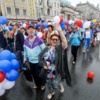 Работники муниципальных учреждений с шариками и радостью — newsvl.ru