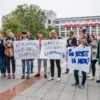 С собой митингующие принесли плакаты с надписями «Администрация, где наши квартиры?», «Верните денежные сертификаты», «Где результат за месяц?»  — newsvl.ru