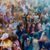 Традиционно ведущий мероприятия организовывал массовые выбросы цветного порошка, которые очень эффектно смотрятся на фотографиях — newsvl.ru
