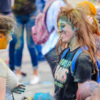 Участники праздника раскрашивали себя и окружающих во все цвета радуги с помощью специальной краски – holi gular — newsvl.ru