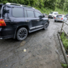 Автомобили вынуждены снижать скорость и ехать по единственной заасфальтированной полосе — newsvl.ru
