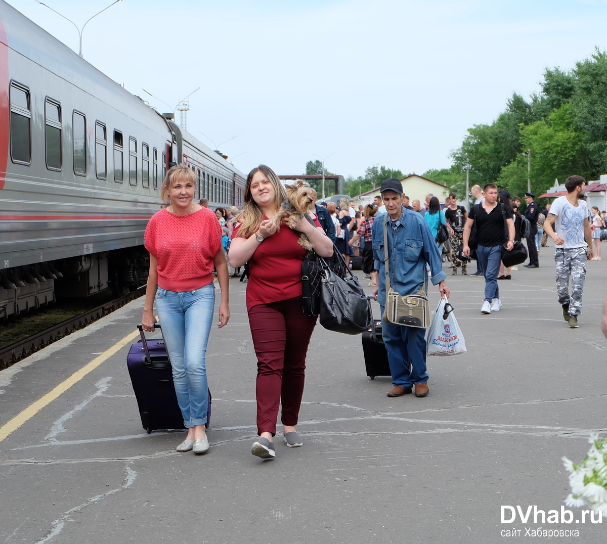 Погода комсомольское. Погода в Комсомольске. Фото перрона вокзала Комсомольска на Амуре. Перрон Каменск Уральский. Пятихатки игрушки на перроне.