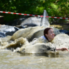 Многие соскальзывали и падали в бассейн с грязной водой — newsvl.ru
