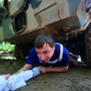 Под бронетранспортером необходимо ползти аккуратно, так как можно поцарапать лицо об камни — newsvl.ru