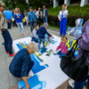 Дети с радостью собирали большую мозаику с надписью «С Днем рыбака!»   — newsvl.ru
