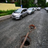 На участке дороги можно насчитать до пяти открытых люков — newsvl.ru