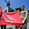 У памятника Ленину и представители КПРФ с красными флагами — newsvl.ru