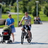 Кто-то гуляет с детьми в колясках, а кто-то на велосипеде — newsvl.ru