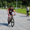У некоторых велосипедистов есть защитная экипировка — newsvl.ru