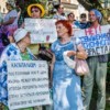 Возмущенные грядущим повышением пенсионного возраста, а также принятием закона о повышении НДС до 20% владивостокцы вышли на согласованную акцию протеста   — newsvl.ru