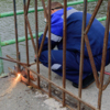 Первым делом строители при помощи газорезки демонтировали забор с левой стороны озера — newsvl.ru