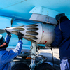 Техники устанавливают блоки НАР С-8 (80-миллиметровая неуправляемая авиационная ракета) — newsvl.ru