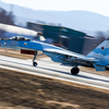 Сверхманевренный истребитель Су-35С поколения «4+++» зашел на посадку после выполнения фигур высшего пилотажа — newsvl.ru