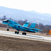 При посадке снизить скорость помогает тормозной парашют. В кадре истребитель-бомбардировщик Су-34 — newsvl.ru