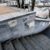 Вандалы часто разрисовывают подпорную стенку на набережной — newsvl.ru