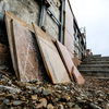 Целая и разбитая плитка выставлена неподалеку от подпорной стены — newsvl.ru