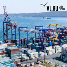 В торговом порту Владивостока рабочего придавило погрузчиком