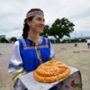 На Спортивной набережной участников эстафеты встречали с хлебом и солью — newsvl.ru
