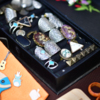 Тематическая выставка-ярмарка предлагала массу товаров. Здесь и кольца, и браслеты, и ожерелья ручной работы — newsvl.ru