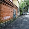 Арендатор сделал дверь со стороны двора в кирпичной стене — newsvl.ru
