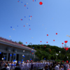 В конце церемонии в небо полетели воздушные шарики — newsvl.ru