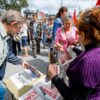 Горожанам коммунисты раздавали газету «Правда»  — newsvl.ru