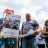 На согласованном митинге на привокзальной площади более 800 собравшимся показали портреты голосовавших за законопроект депутатов и чиновников    — newsvl.ru