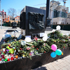 У стелы «Город воинской славы» по-прежнему лежат охапки цветов и свечи — newsvl.ru