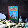 Сейчас здесь остались цветы и немногочисленные игрушки и книги — newsvl.ru