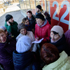 Несмотря на возможность приобрести билеты в агентствах, горожане организуют очереди по спискам и устраивают ночные дежурства у офиса — newsvl.ru