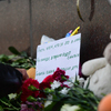 У памятника оставляли игрушки, цветы и записки — newsvl.ru