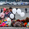 Люди приходят к стеле "Город воинской славы" с 28 марта — newsvl.ru