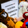 На скотч к плитке приклеены плакаты со словами поддержки кемеровчанам — newsvl.ru