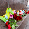Некоторые несут цветы и игрушки к памятнику Борцам за власть Советов — newsvl.ru