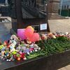 Люди продолжают нести цветы и игрушки к стеле — newsvl.ru