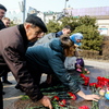 Люди несут к памятнику розы, тюльпаны и алые гвоздики — newsvl.ru