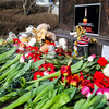 Многие – с маленькими детьми, которые даже пока не могут понять, почему у памятника горят свечи, лежат гвоздики, тюльпаны, розы — newsvl.ru
