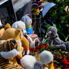 Здесь же сейчас цветы и игрушки, которые ранее люди несли к памятнику Борцам за власть Советов — newsvl.ru