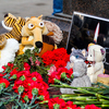 К стеле "Город воинской славы" люди несут цветы — newsvl.ru
