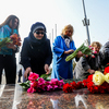 Именно общественники сегодня выступили с инициативой того, чтобы люди приносили цветы и игрушки к стеле... — newsvl.ru