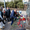 Большинство людей сегодня возлагают цветы на центральной площади, к стеле «Город воинской славы» — newsvl.ru