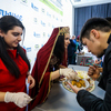Гостей праздника угостили одной из самых известных традиционных узбекских сладостей — пахлавой — newsvl.ru
