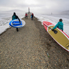SUP-серферы решили забраться на большую льдину и покататься на ней как на большой доске — newsvl.ru