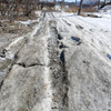 На грунтовой дороге нет водоотвода, поэтому вся вода намерзает на проезжей части — newsvl.ru