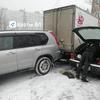 Пока водитель грузовика осматривал повреждения и пытался найти хозяина «Короллы», в Isuzu Elf врезался Toyota Vitz — newsvl.ru
