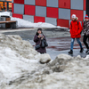 Гигантские снежные кучи по-прежнему привлекают внимание владивостокцев — newsvl.ru