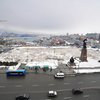 Для устранения его последствий мэрия сделала главную площадь города точкой для временного складирования убранного снега, что одновременно превратило ее в одно из самых популярных мест   — newsvl.ru