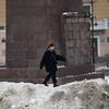 Белые сугробы постепенно сменились грязно-серой смесью снега и песка, которая уже начинает таять с наступлением плюсовых температур  — newsvl.ru