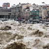 Для устранения его последствий мэрия сделала главную площадь города точкой для временного складирования убранного снега, что одновременно превратило ее в одно из самых популярных мест   — newsvl.ru